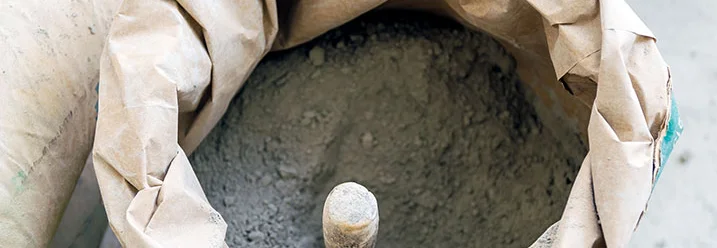 Zementsack mit Kelle